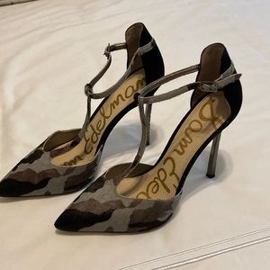 Women’s Sam Edelman Smithfield grey & black camouflage T strap shoes. Like new